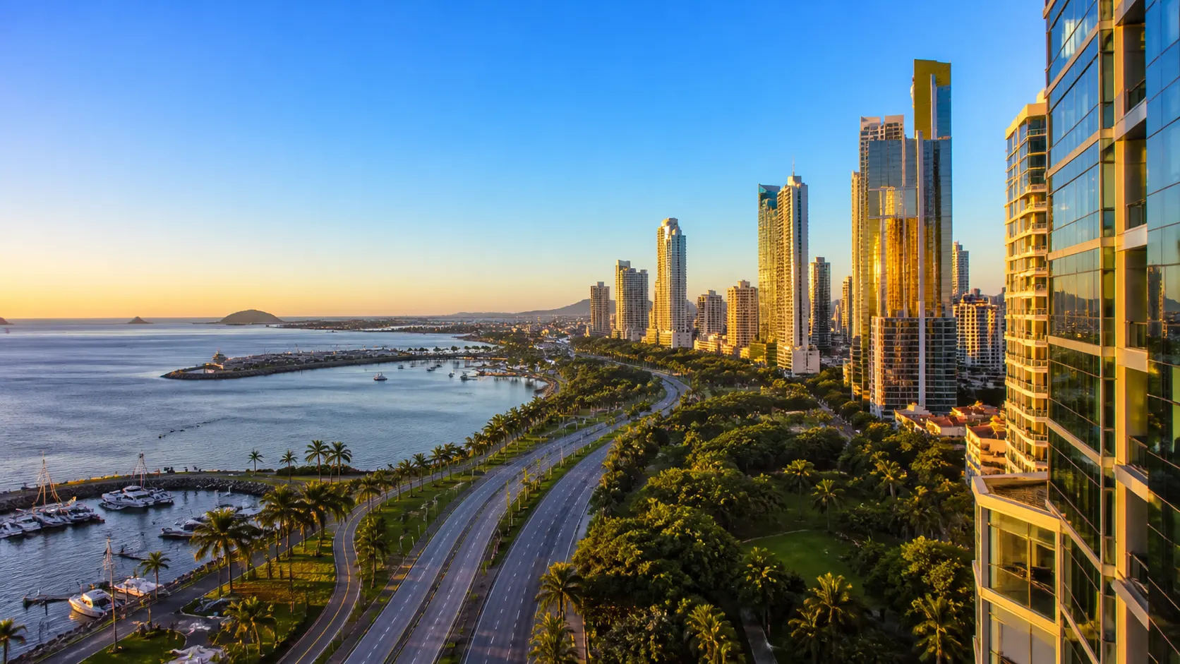 Ciudad de Panamá — Cinta Costera al amanecer con el skyline del distrito financiero
